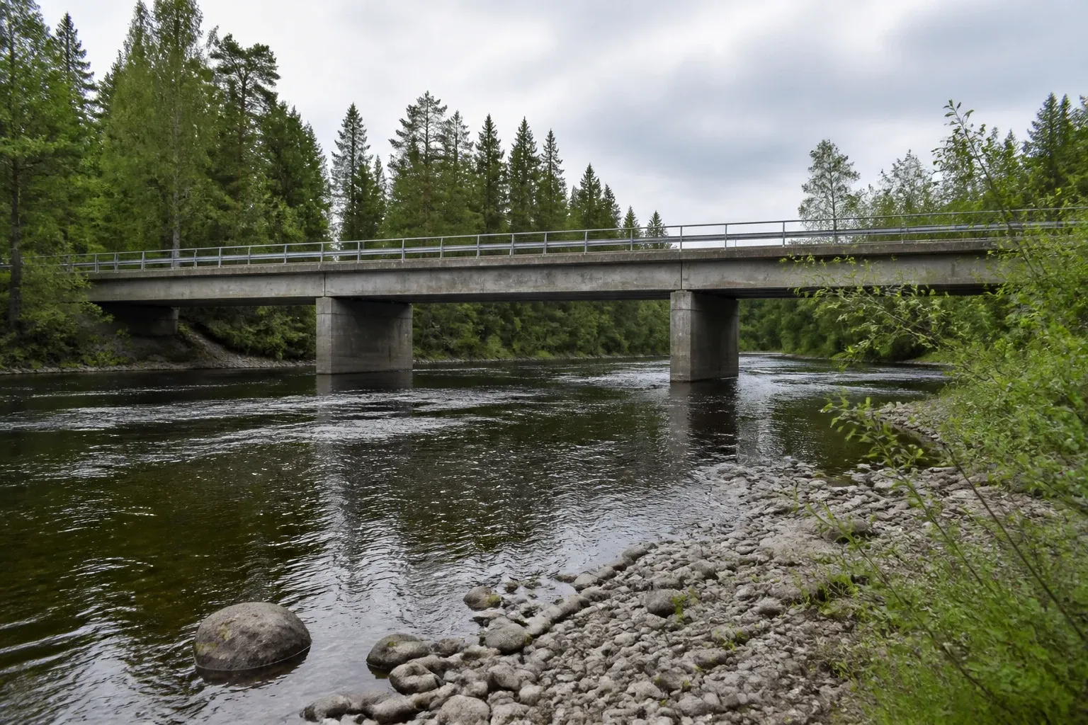 Låg betongbro med tre spann över en å