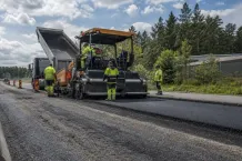 Vägarbete med avstängning, arbetsfordon och varningsskyltar