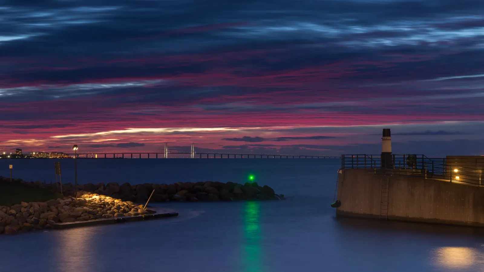 Öresundsbron i skymning den 27 oktober 2017, sedd från Västra hamnen i Malmö