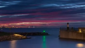 Öresundsbron i skymning den 27 oktober 2017, sedd från Västra hamnen i Malmö